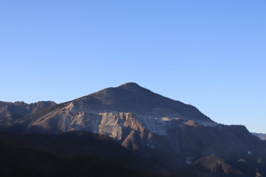 目の前の武甲山