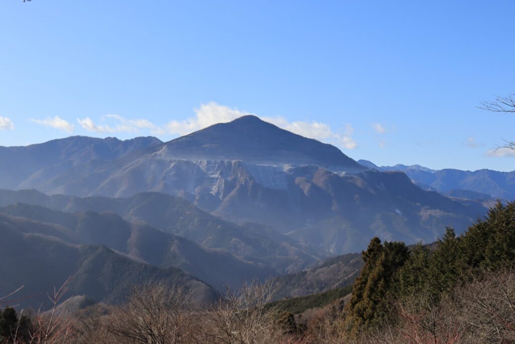 日向山登山道からの武甲山