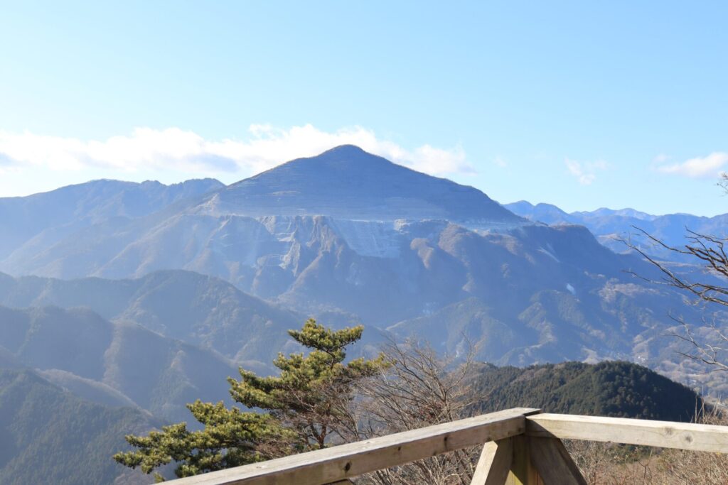 日向山展望台からの武甲山
