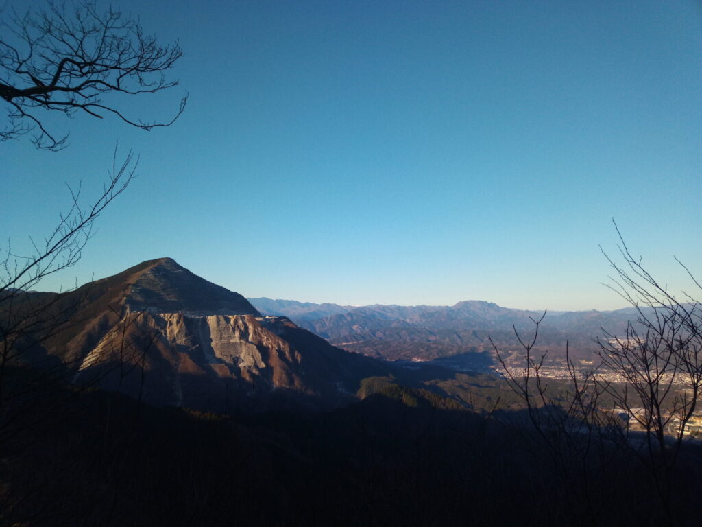 山頂からの武甲山と両神山