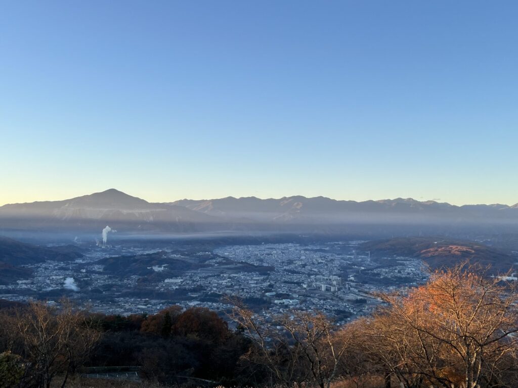 武甲山と秩父市街の眺め