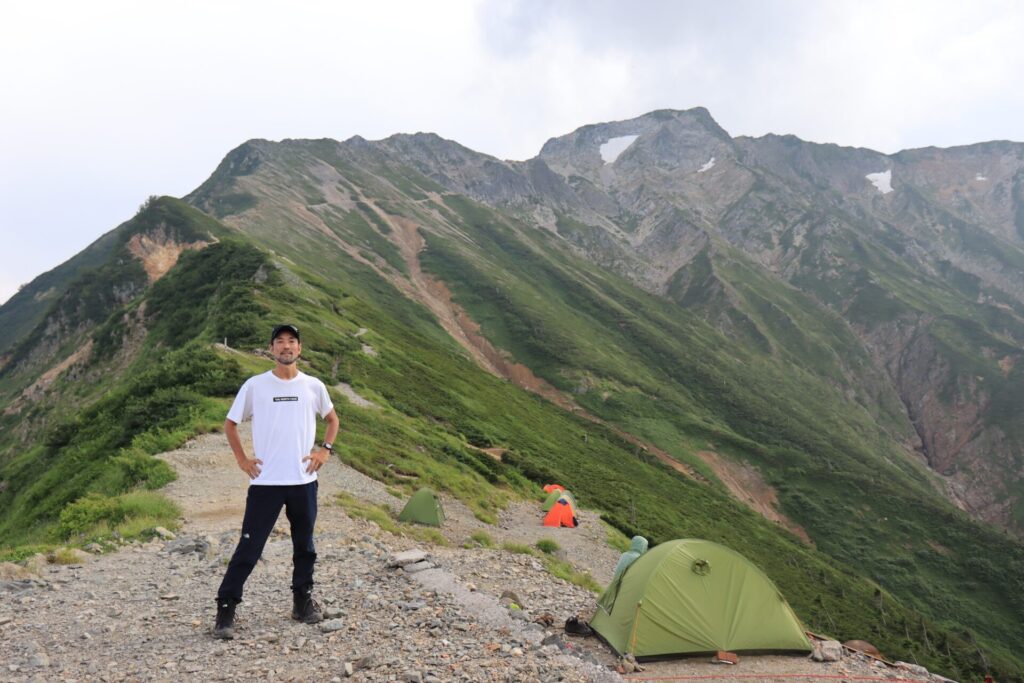 五竜岳をバックに記念撮影