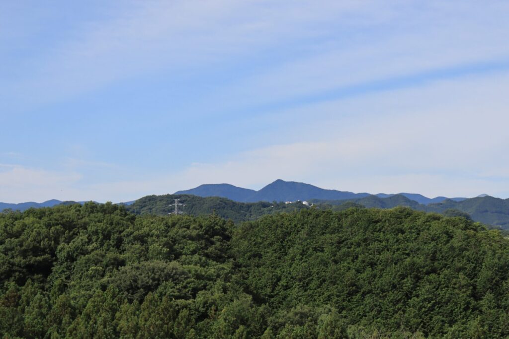 堂ノ入山山頂からの笠山と堂平山