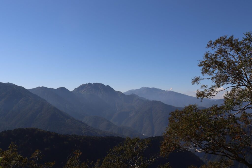 笠新道からの焼岳、乗鞍岳