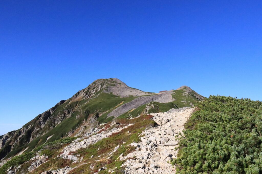 笠ヶ岳稜線からの美しい山頂