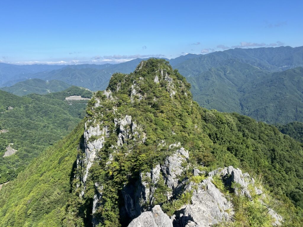 二子山西岳からの稜線