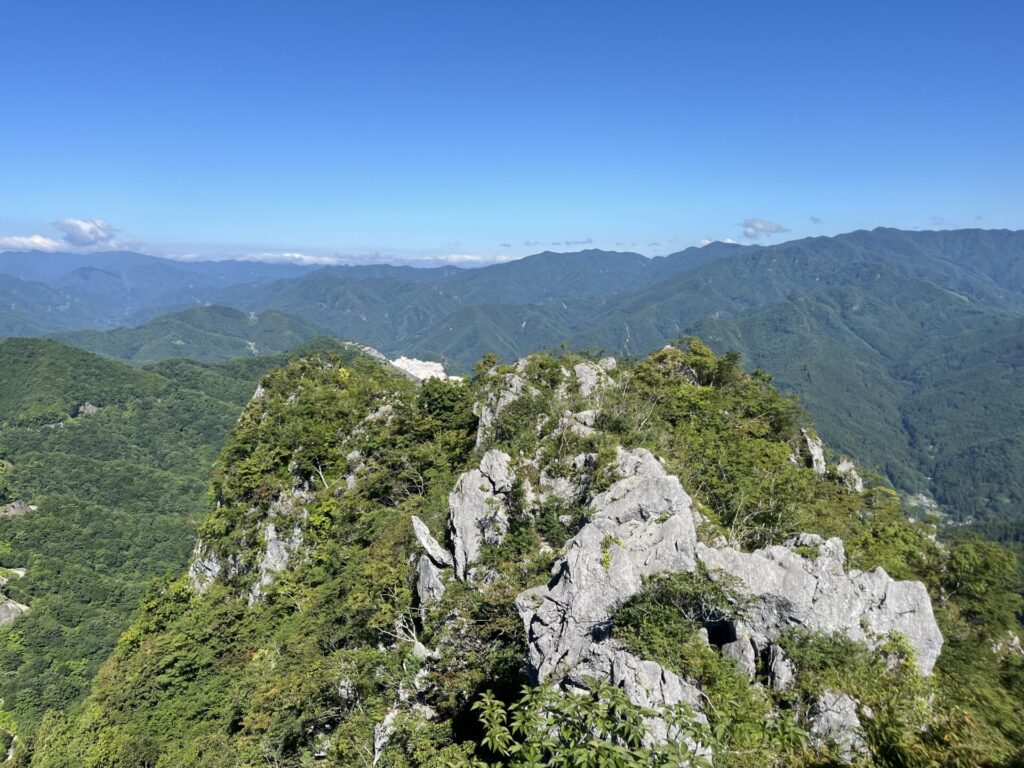 険しい二子山の稜線