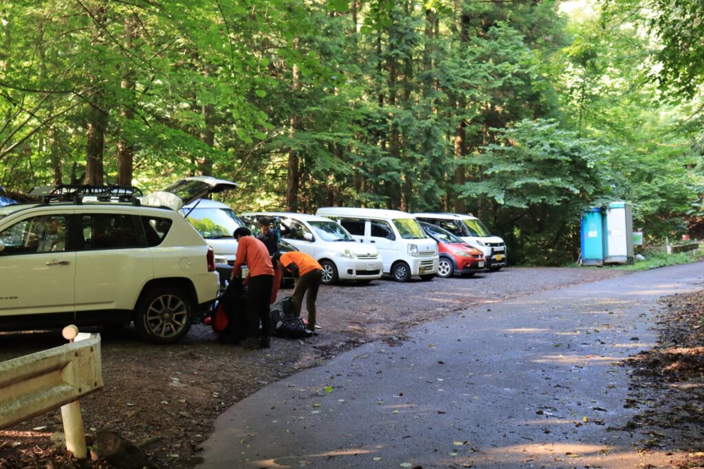 二子山登山口駐車場