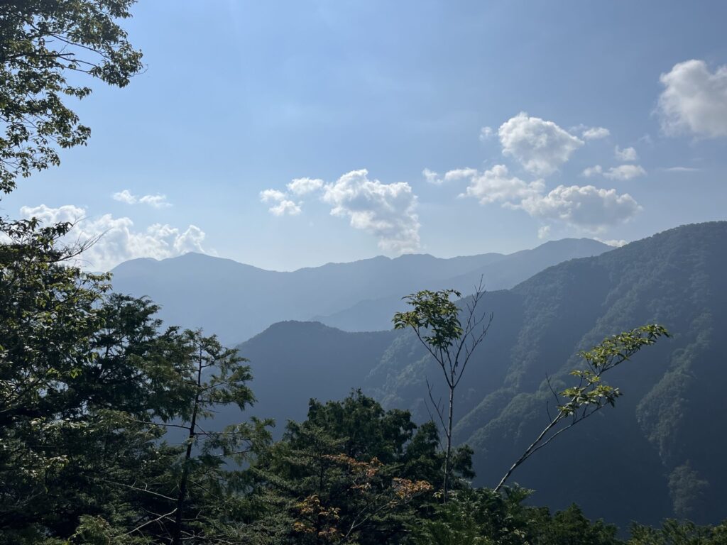 妙法ヶ岳山頂からの酉谷山