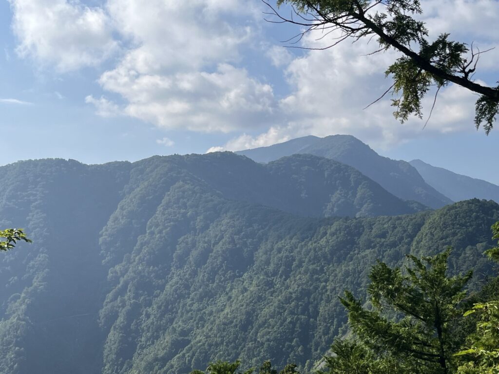 妙法ヶ岳山頂からの雲取山