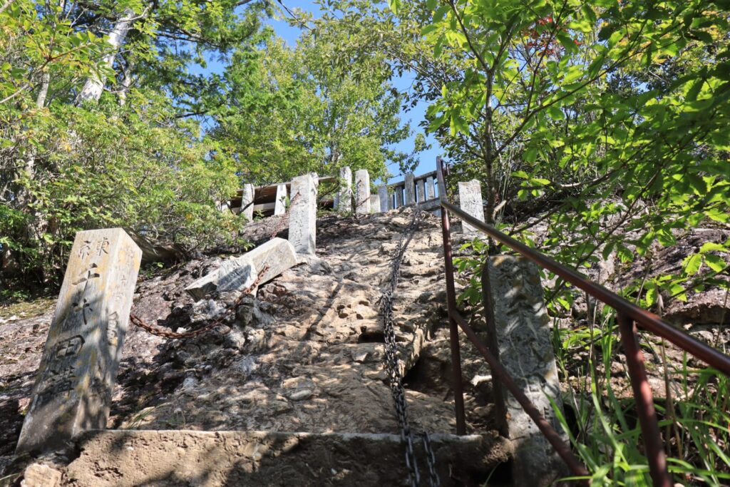 妙法ヶ岳山頂手前鎖場