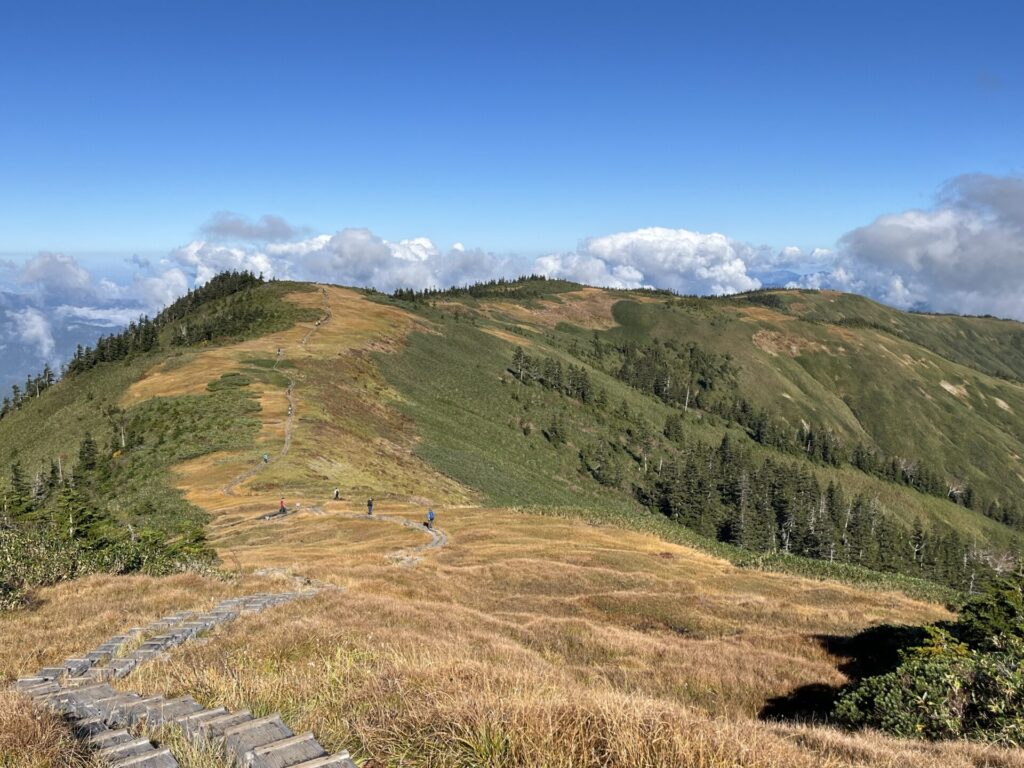 会津駒ケ岳山頂からの稜線