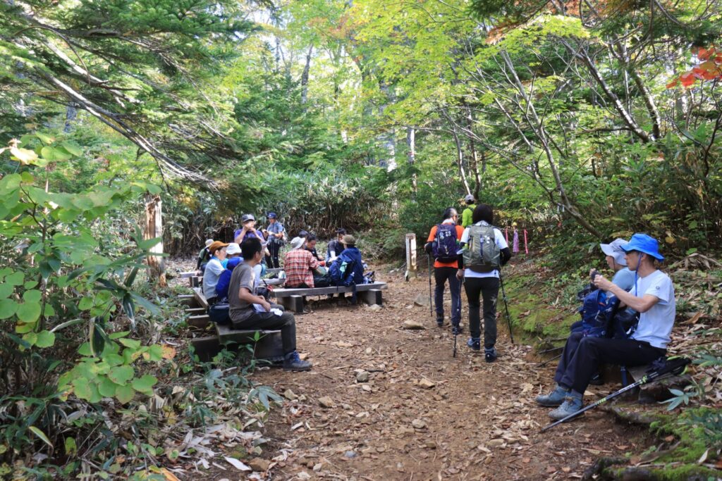 会津駒ケ岳水場近くの休憩所