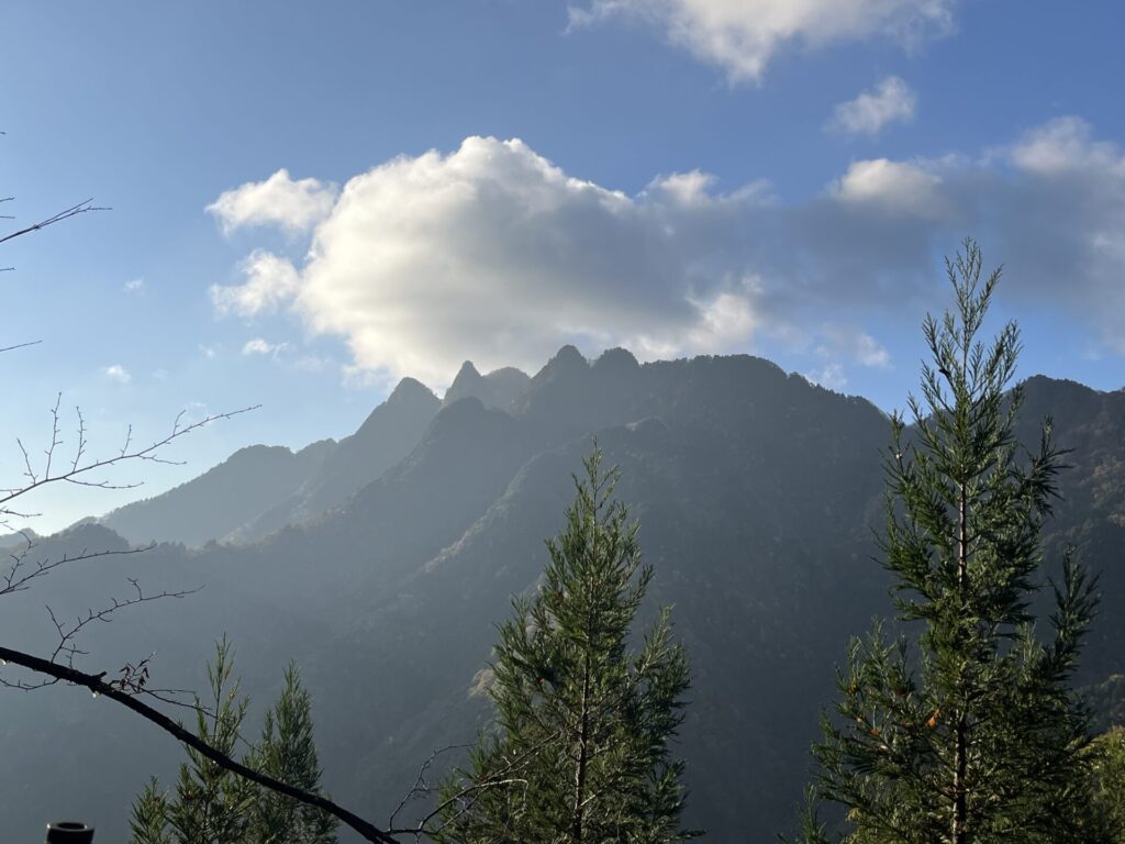 諏訪山山頂からの両神山