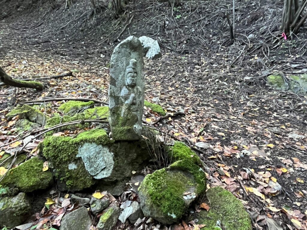 志賀坂諏訪山馬頭尊