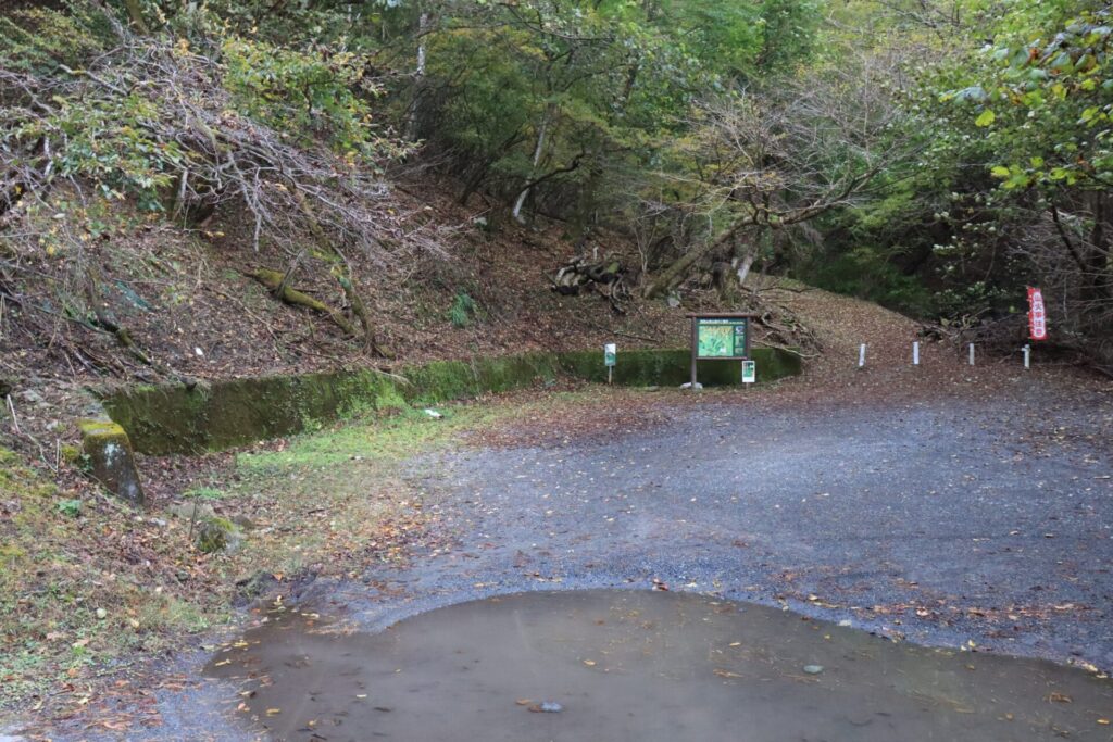 志賀坂諏訪山登山口駐車場