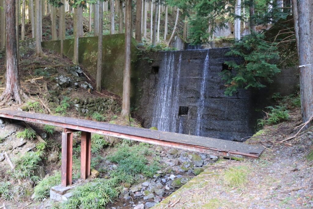 崩落しそうな橋