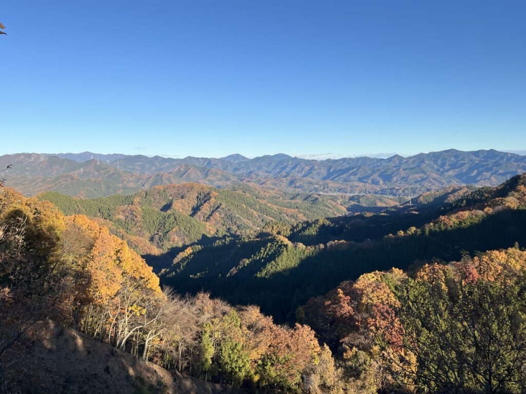 名もなき峰からの景色(奥秩父)