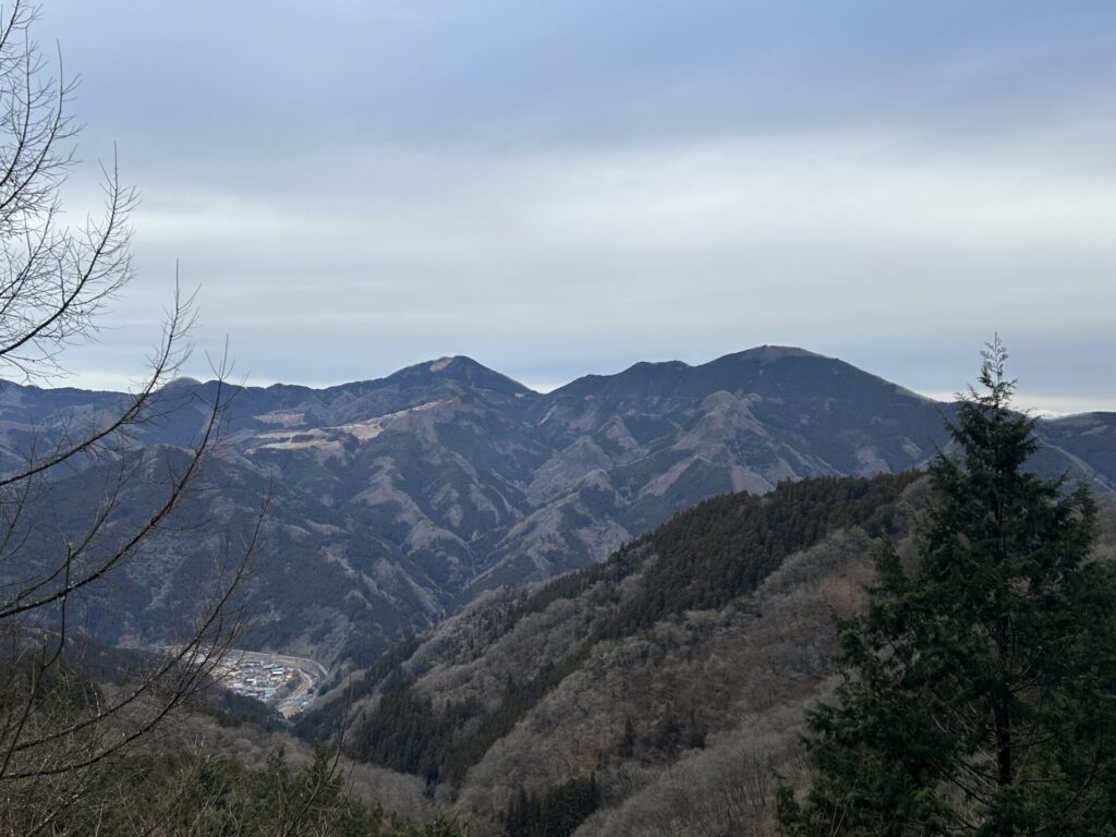 塚山尾根から見える御荷鉾山