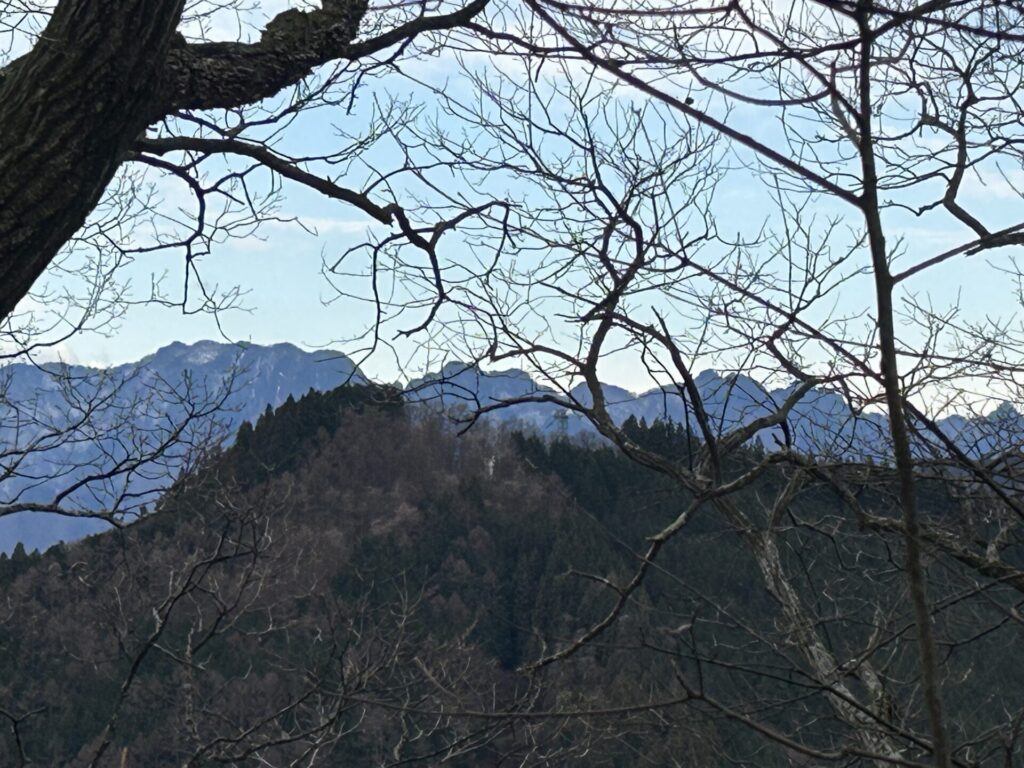 塚山山頂からの両神山