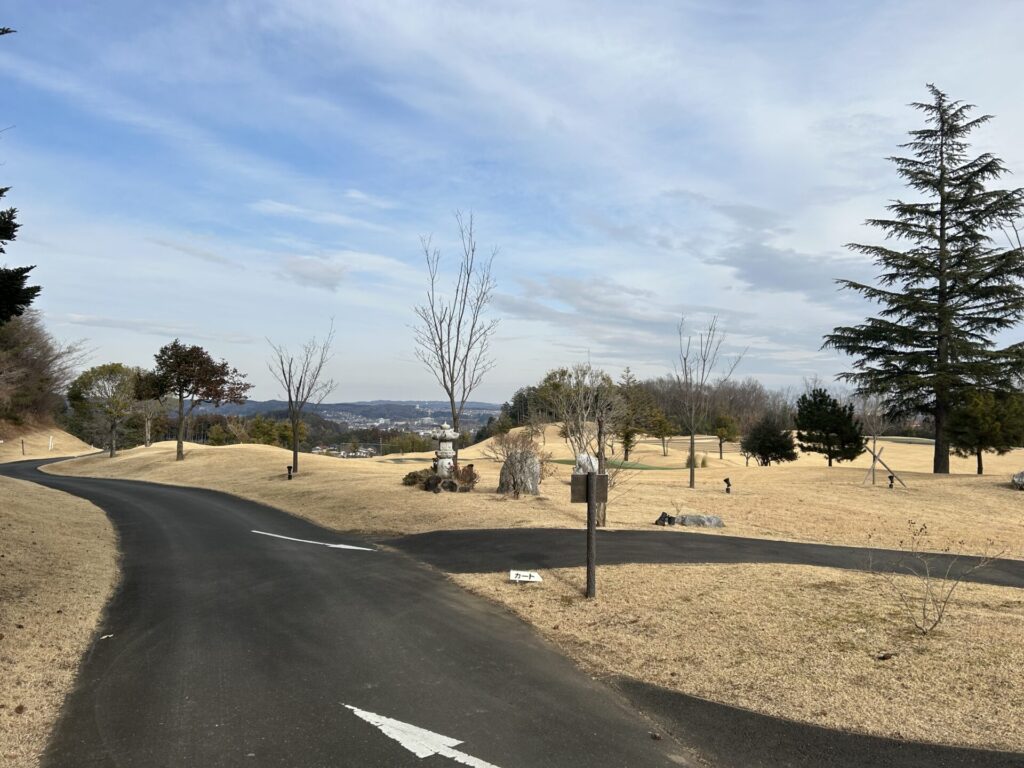 竜ヶ谷山登山道のゴルフ場