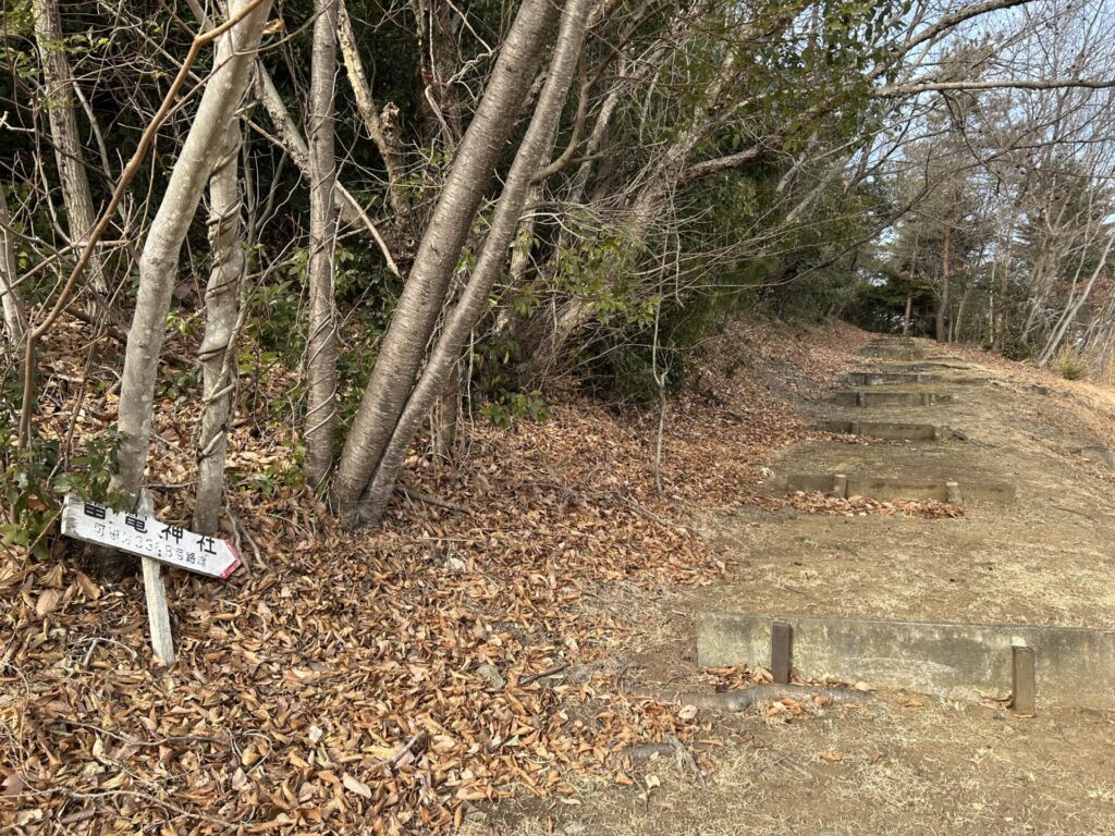 竜ヶ谷山ゴルフ場の中の登山道