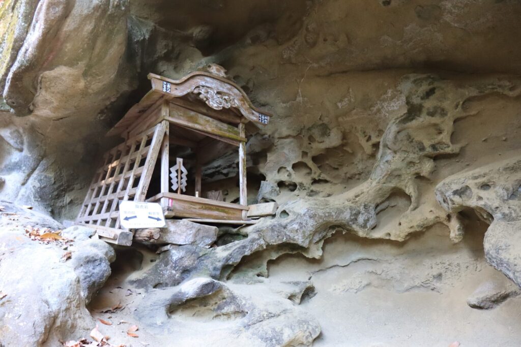 般若山龍虎岩のお宮