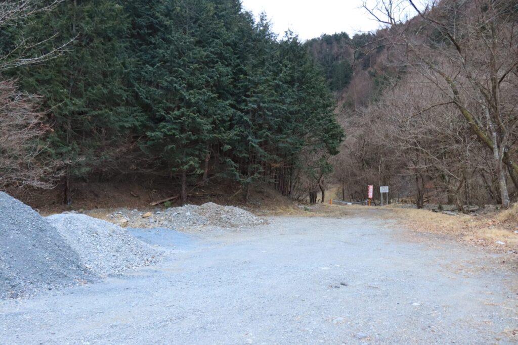 塚山登山口駐車場