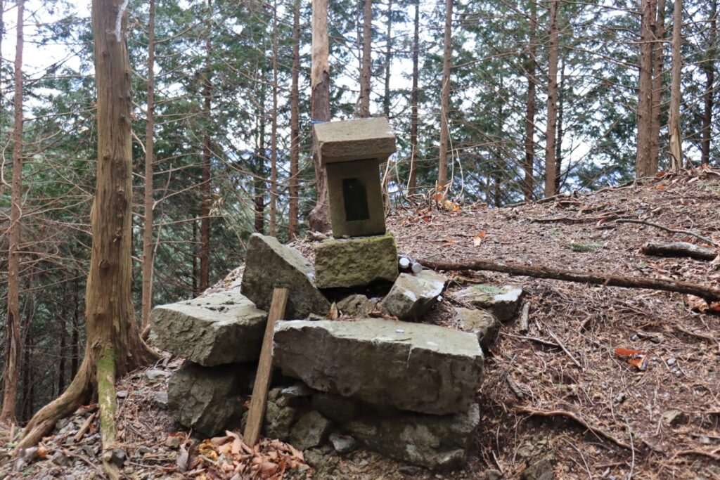 塚山登山道の祠