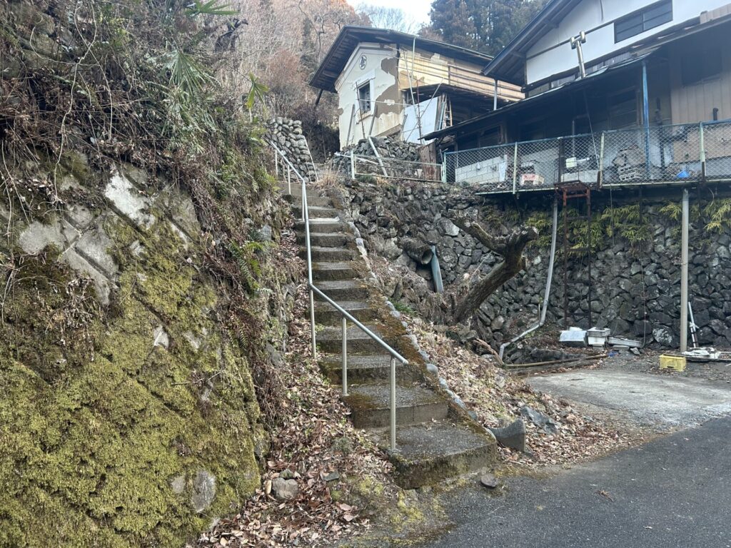 両見山登山口の石段