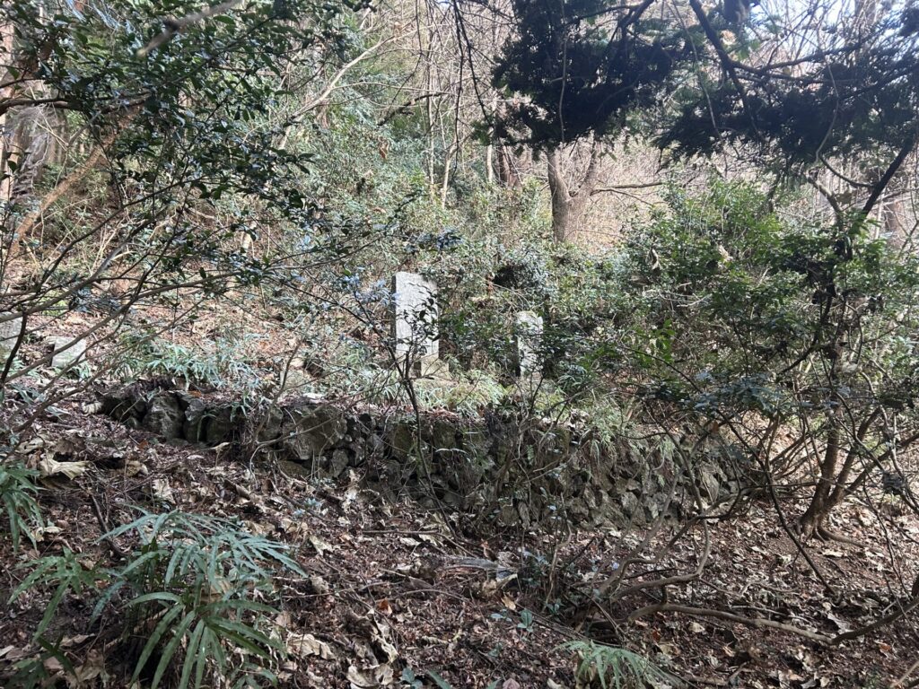 両見山登山道の墓