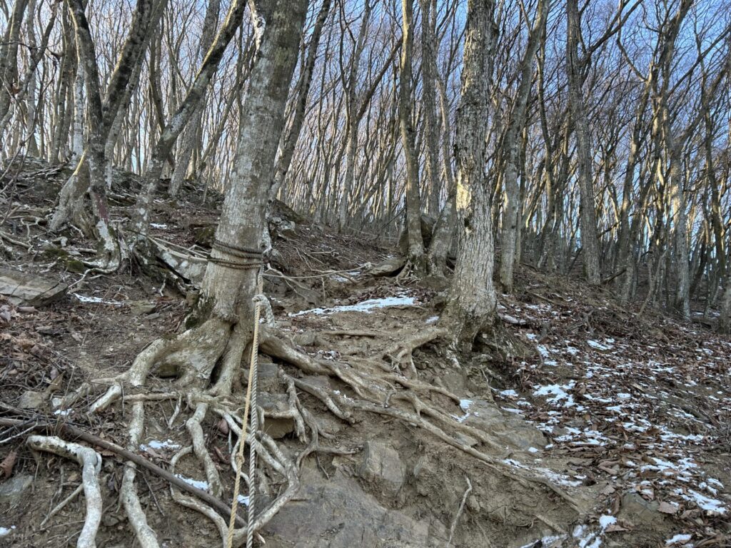 雌岳直下の鎖場