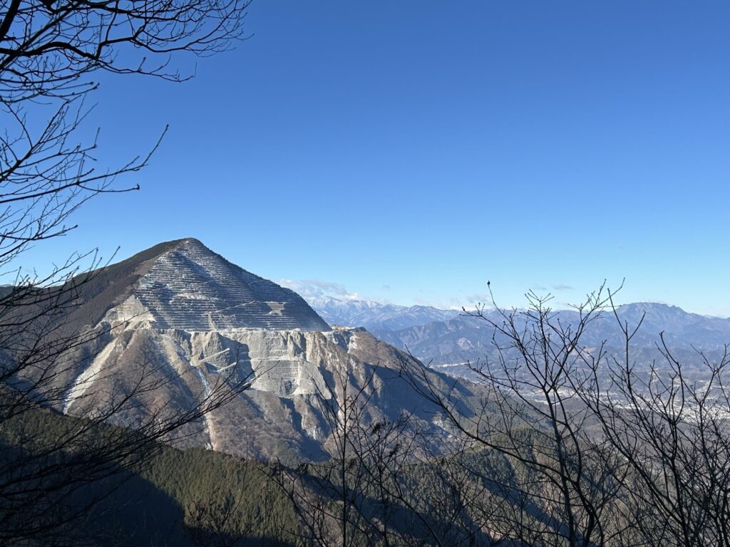 二子山からの武甲山と両神山