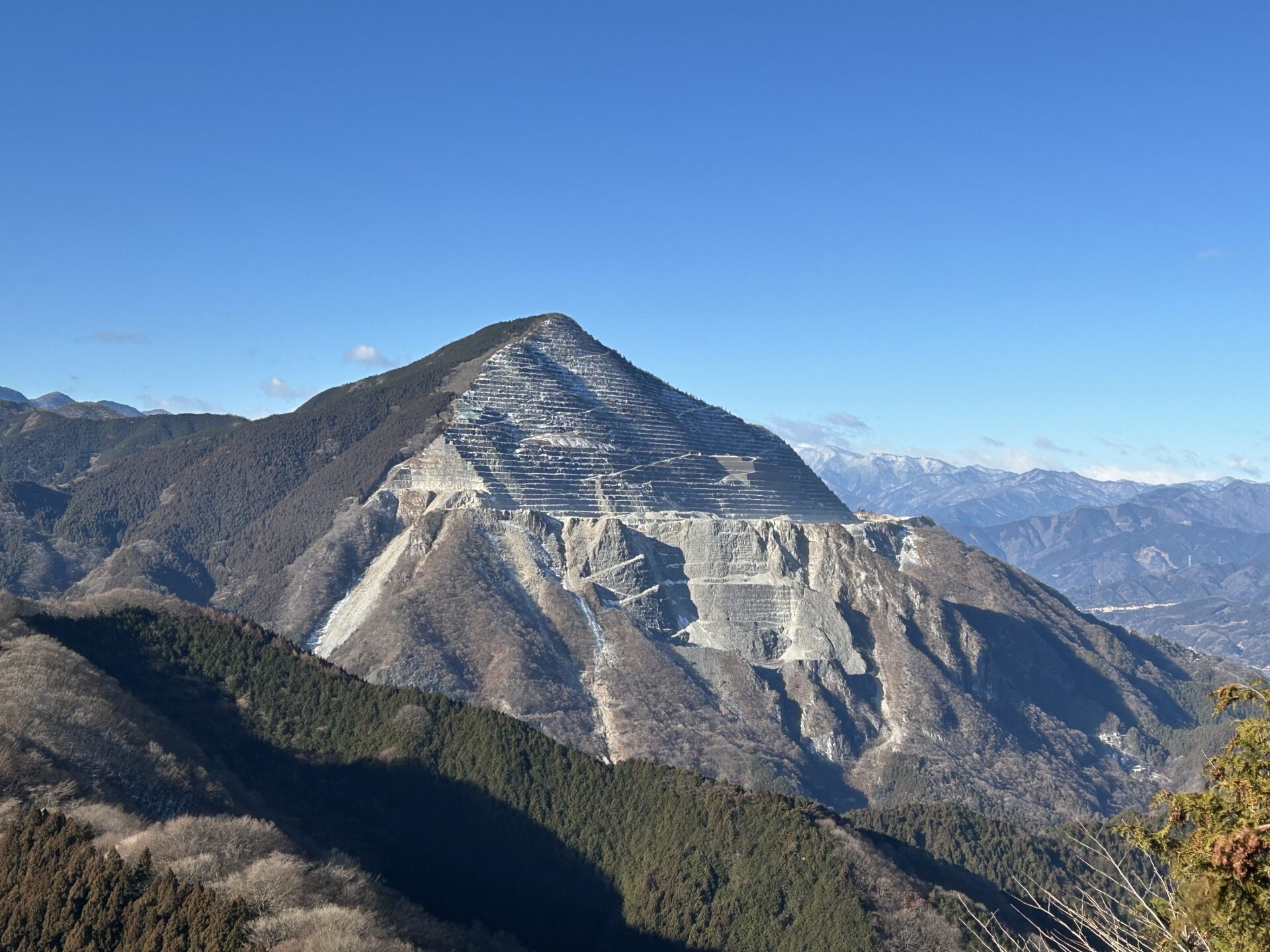 二子山からの迫力満点の武甲山