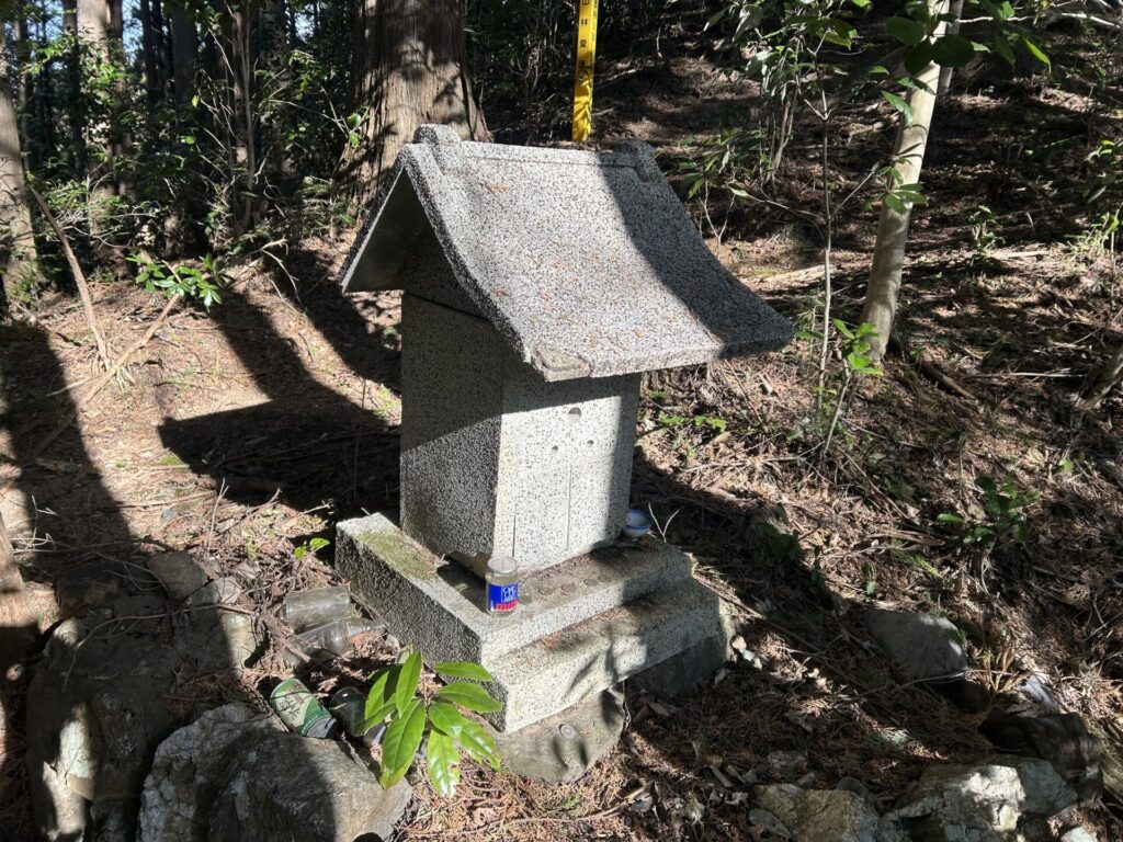 仁田山峠の小さい祠