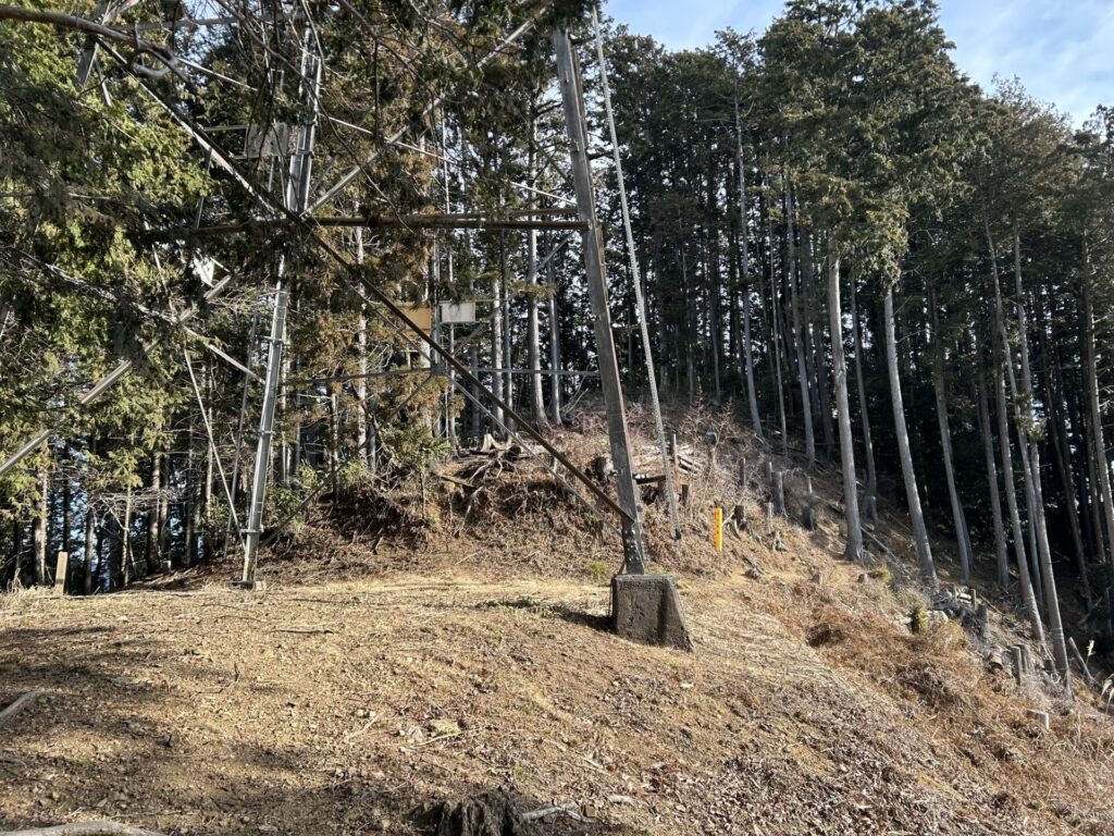 嶺の分岐前の鉄塔