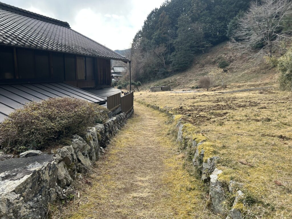 民家の裏に下山