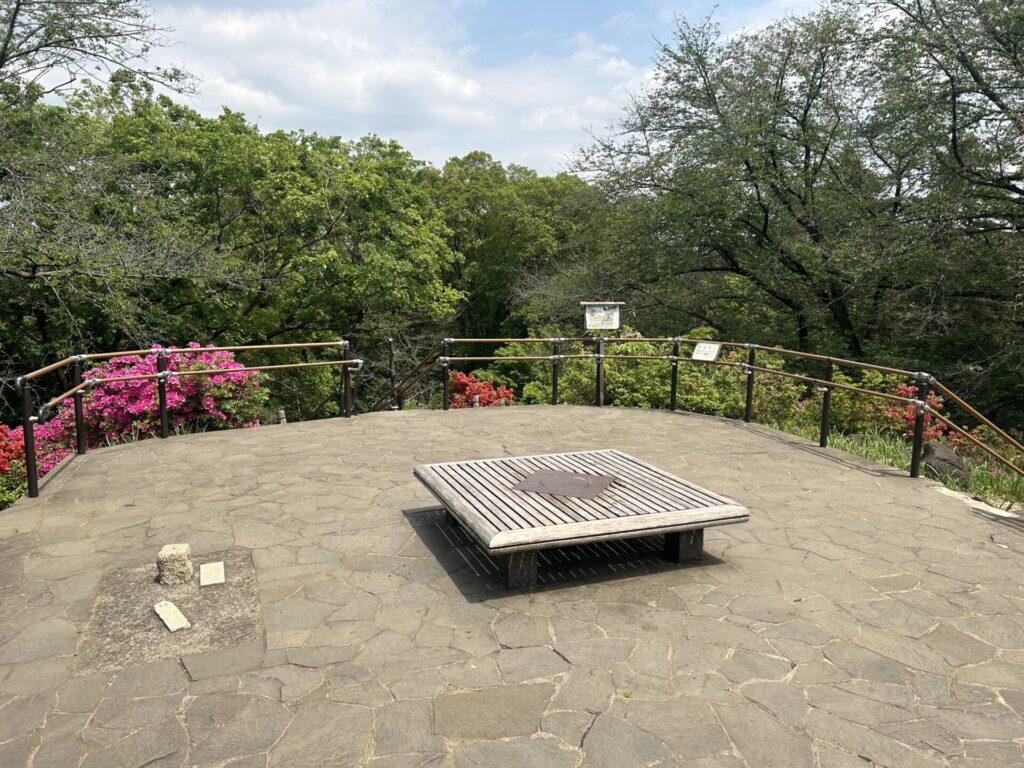 箱根山(新宿)山頂広場