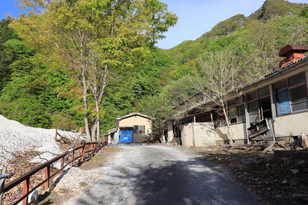 廃墟のニッチツ鉱山旧社宅