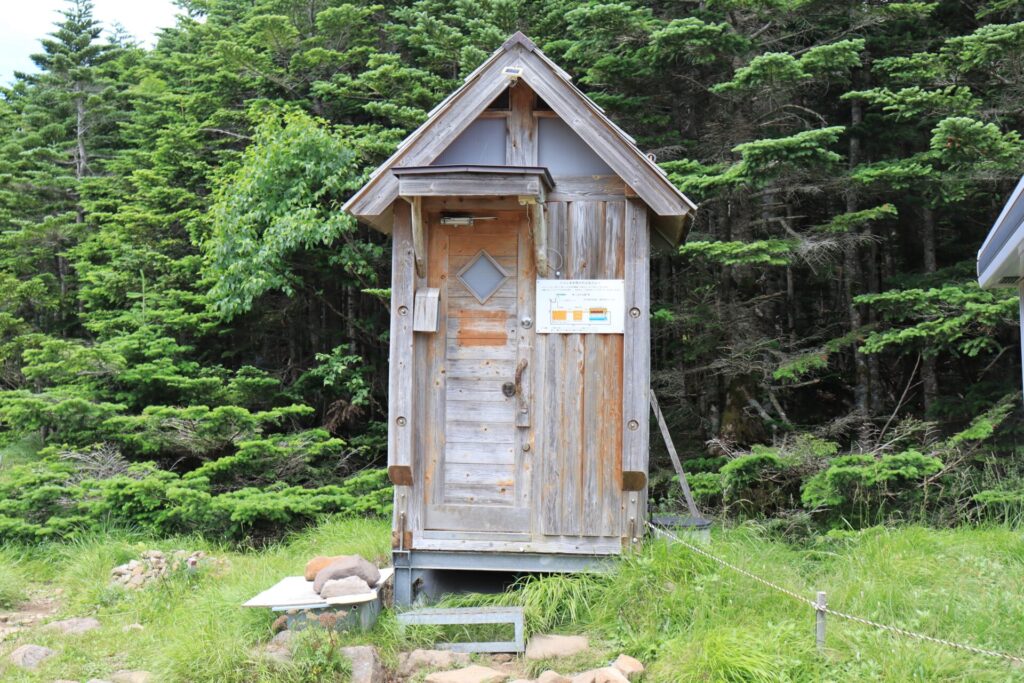 青年小屋野外トイレ