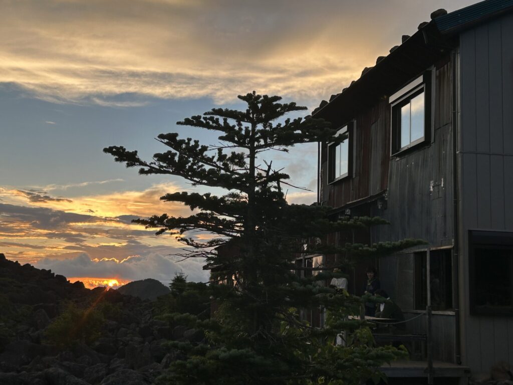 青年小屋の夕暮れ