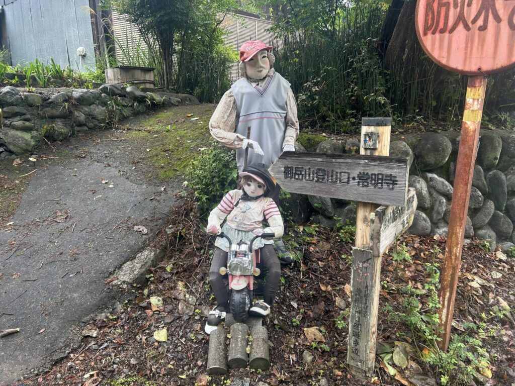 贄川地区かかしの親子