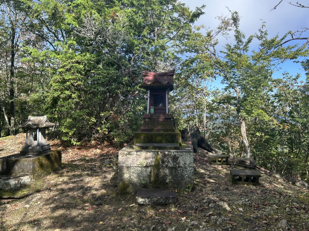 鞍掛山山頂
