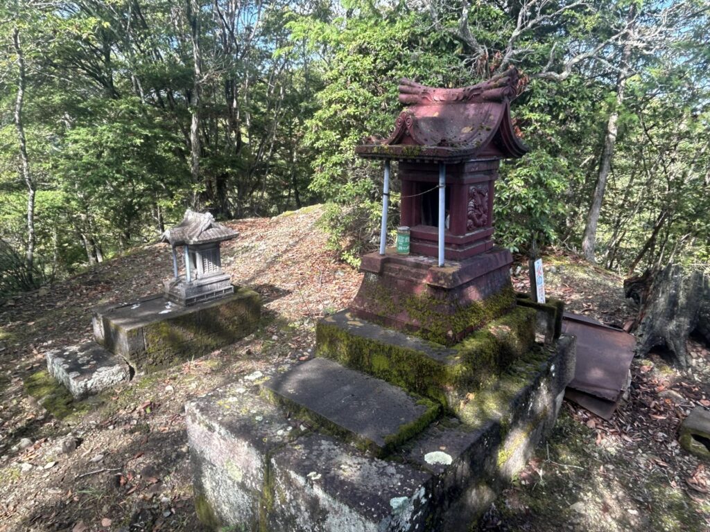 鞍掛山猪狩神社奥宮