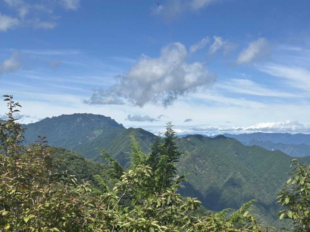 秩父御岳山からの両神山