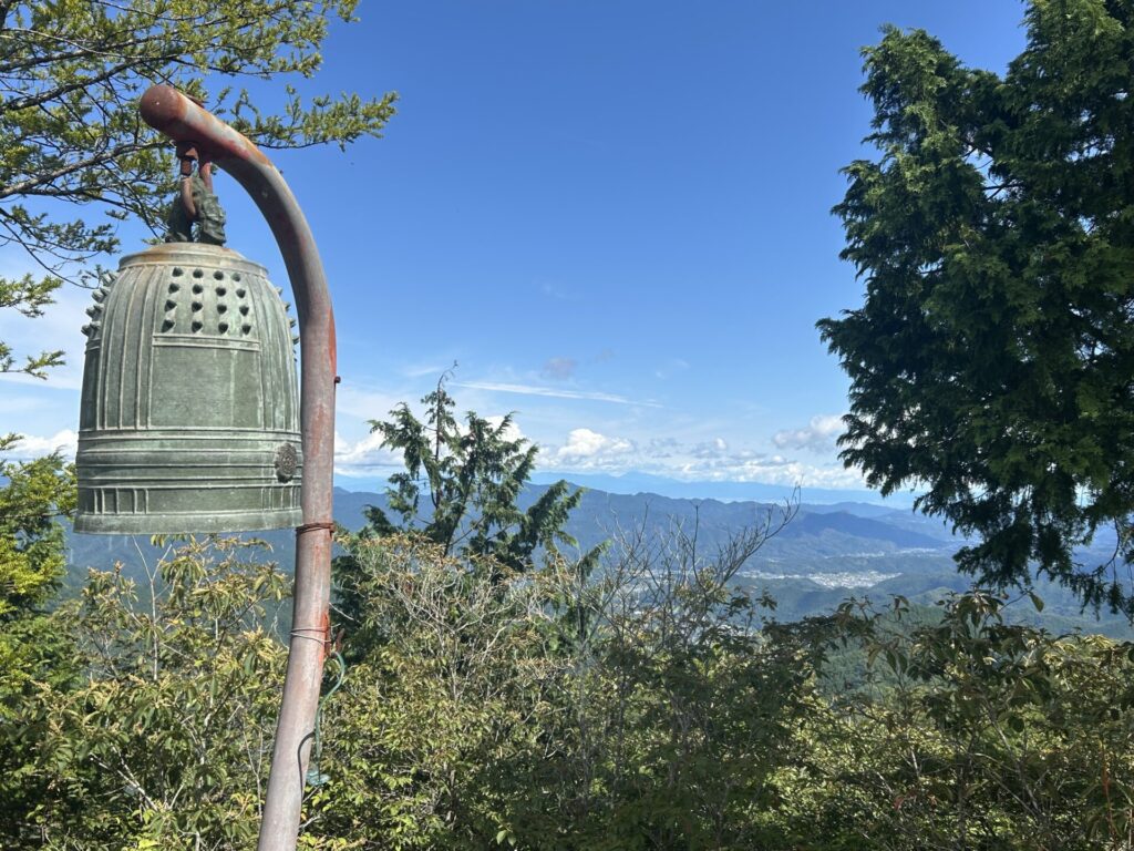 秩父御岳山の鐘と眺望