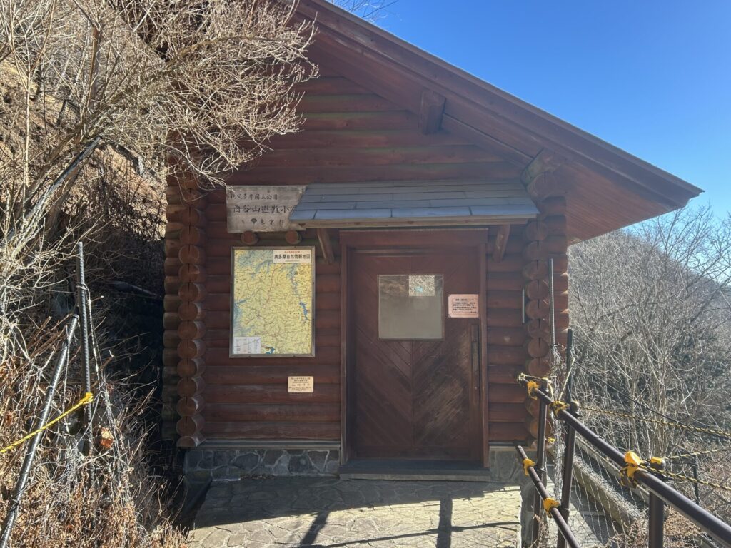 酉谷山避難小屋