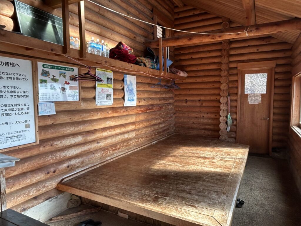 酉谷山避難小屋内装